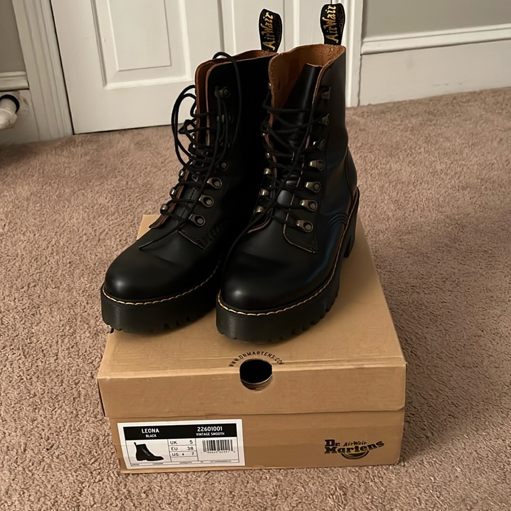 Dr. Martens Leona heeled lace up boots - Leona